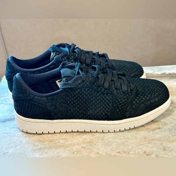 Women’s NIKE Jordan 1 Retro rare black python sneakers- no swoosh. Size 9 - Picture 4 of 11